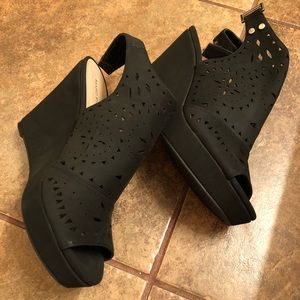 Black wedge shoes